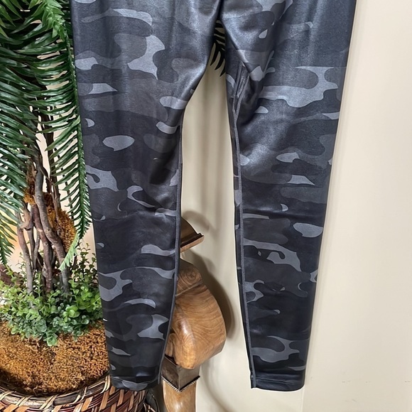 Brand New Nike Dri-Fit One Full Length Mid Rise Shiny Black & Grey Camo Leggings - Picture 9 of 14